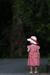 古装穿越红果免短费剧封面，女主角身着古装在宫廷庭院中，光线柔和唯美