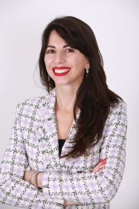 职场励志红果免短费剧封面，女主角在现代化办公室自信微笑，职场精英形象