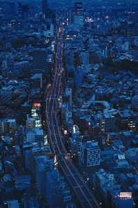 都市甜宠红果免短费剧封面，女主角在城市街头微笑，阳光明媚