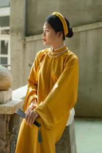 闪婚后爱上你红果免短费剧封面，婚礼场景中两人手牵手